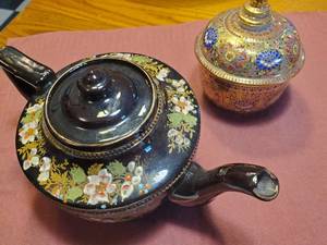 lot 1872 image: Floral pattern Tea Pot and Sugar Bowl