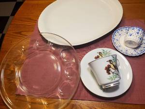 lot 1890 image: Lot of (5) Glassware - Serving Plate, Serving Bowl, Robin Tea Cup and Saucer, BlueWhite Tea Cup and Saucer