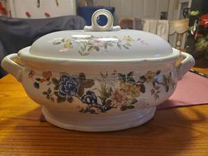 lot 1898 image: Mikasa Heritage Floral pattern Tureen - Soup