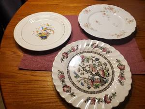 lot 1905 image: Lot of (3) Vintage Floral theme Decorative Plates