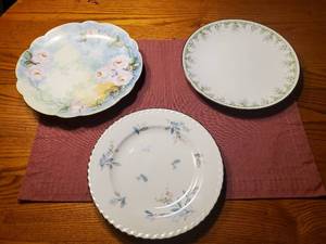 lot 1903 image: Lot of (3) Vintage Floral pattern Decorative Plates