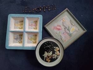 lot 1920 image: Lot of (4) Home Dcor - Bird Wall Clock, Velkommen Wall Sign, Fish theme Framed Wall Art, 4-Window Decorative Wall Art