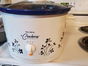 lot 1923 image: West Bend The Crockery Cooker 6-Quart Slow Cooker (in original box)