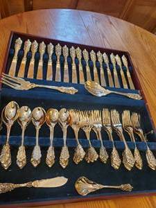 lot 1928 image: F. B. Rogers China Silverware Set 62-piece with Wooden Case