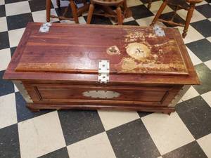 lot 1941 image: 45-12 Cedar-Lined Wooden Storage Chest