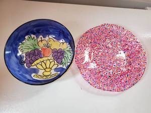 lot 1990 image: Lot of (2) Decorative Plates