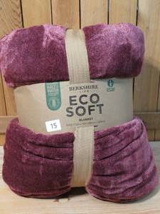 lot 15 image: Berkshire Life Soft Blanket, RedMagenta  King