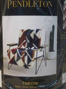 lot 19 image: Pendleton Sherpa Throw