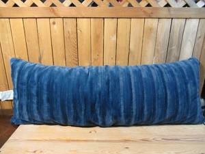 lot 49 image: Body Pillow  Blue