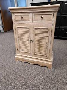 lot 136 image: 32 Dresser Cabinet 2-door2-drawer1-shelf