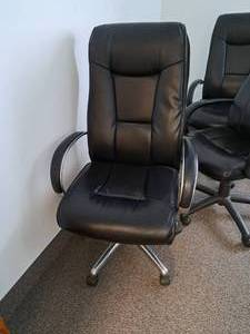 lot 138 image: Black Leather Rolling Executive Office Arm Chair