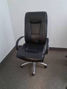 lot 139 image: Black Leather Rolling Executive Office Arm Chair
