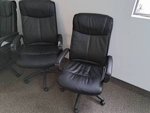 lot 141 image: Lot of (2) Black Leather Rolling Executive Office Arm Chair