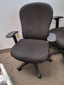 lot 146 image: Tempurpedic Rolling Office Arm Chair