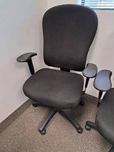 lot 147 image: Tempurpedic Rolling Office Arm Chair