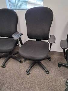lot 148 image: Tempurpedic Rolling Office Arm Chair