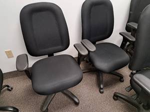 lot 148C image: Lot of (2) Rolling Office Arm Chairs