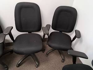 lot 148D image: Lot of (2) Rolling Office Arm Chairs