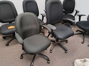 lot 148E image: Lot of (2) Rolling Office Arm Chairs