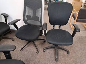 lot 148F image: Lot of (2) Rolling Office Arm Chairs
