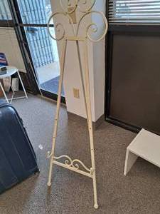 lot 165 image: 56 Metal Easel