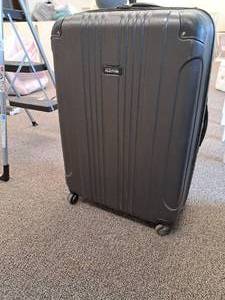 lot 168 image: Kenneth Cole Reaction Rolling Luggage