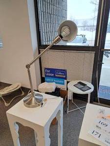 lot 170 image: 27 Metal Swing-Arm Desk Lamp