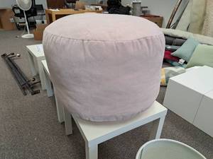 lot 180 image: Pillow