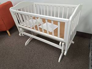 lot 206 image: Sorelle Furniture Dondola Cradle