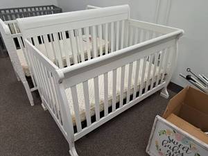 lot 210 image: Baby Crib