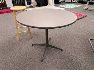 lot 211 image: Pedestal Dining Table