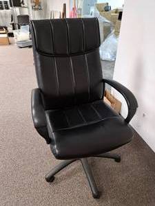 lot 215 image: 47 Leather Rolling Executive Office Arm Chair