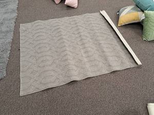 lot 249 image: Light Grey Area Rug 5x4