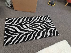 lot 245 image: Zebra pattern Black & White Area Rug 3x2