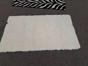 lot 244 image: White Plush Area Rug 3x2