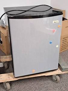lot 770 image: Magic Chef Mini Refrigerator