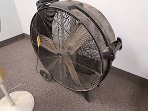 lot 33 image: Uline 36 Industrial Drum Fan