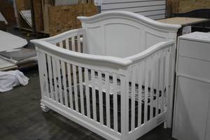 lot 414 image: Baby Crib