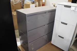 lot 427 image: Metal Lateral File Cabinet 3-drawer