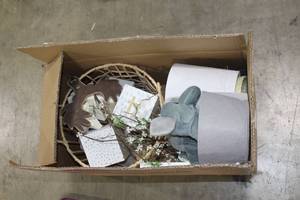 lot 551 image: Lot of (8) Baby Room Dcor