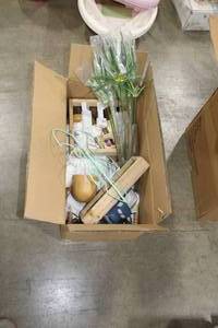 lot 562 image: Lot of (1 Box) Baby Room Dcor