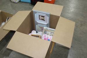 lot 564 image: Lot of (1 Box) Picture Frames and Wall Dcor