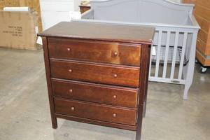 lot 412 image: Dresser 4-drawer