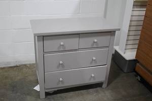 lot 409 image: Dresser 4-drawer
