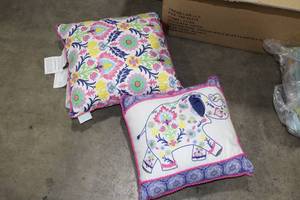 lot 621 image: Lot of (2) Baby Pillows