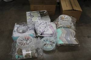 lot 678 image: Lot of (6) Crib Sets (in original packaging)