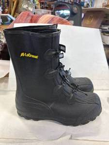 lot 60 image: Lacrosse Overshoes Size 11 (appear new)