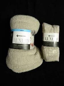 lot 69 image: Members Mark Luxury Lounge Pants and Socks Set Size Large