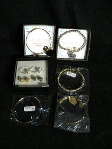 lot 199 image: Jewlery Lot Earrings, Bracelets