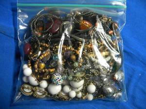 lot 236 image: Miscellaneous Jewelry